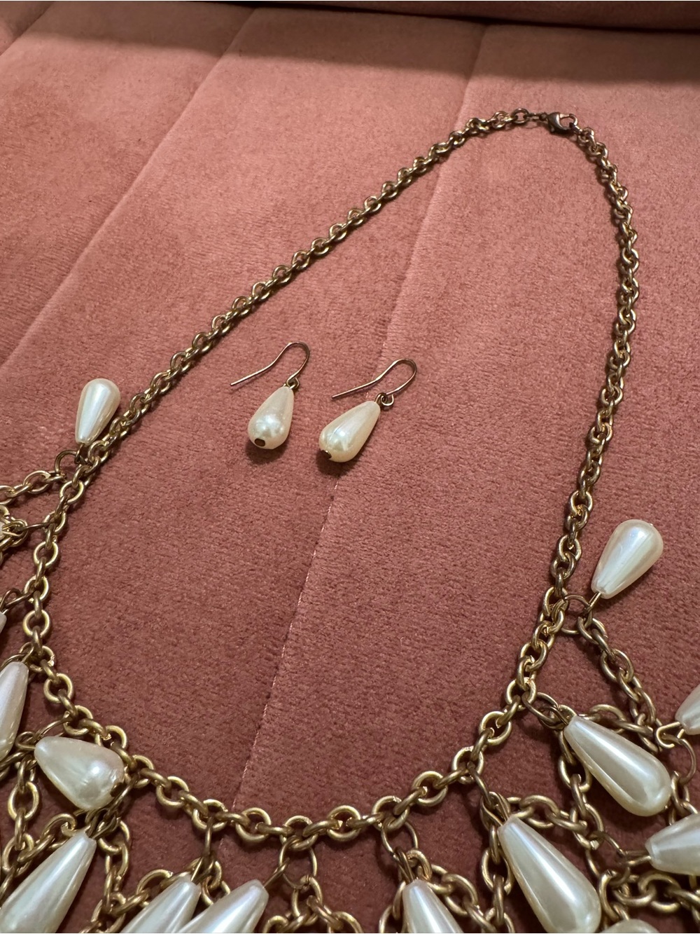 Gold Tone Statement Necklace Faux Pearl Teardrop Bib Set w/ Matching Earrings - Picture 3 of 7